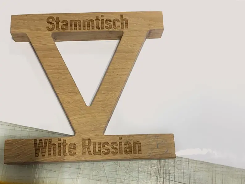 Laserschnitt Holz – Stammtisch-Schild