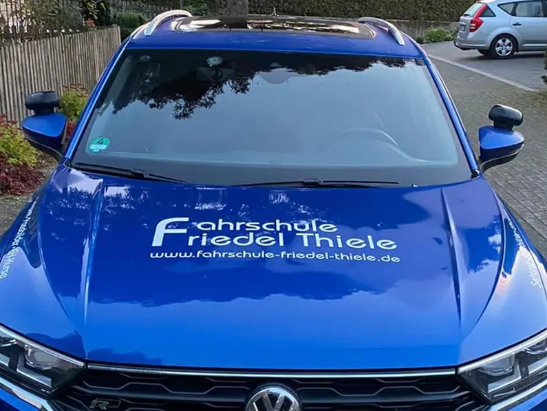 Motorhaube – Fahrschule Friedel Thiele