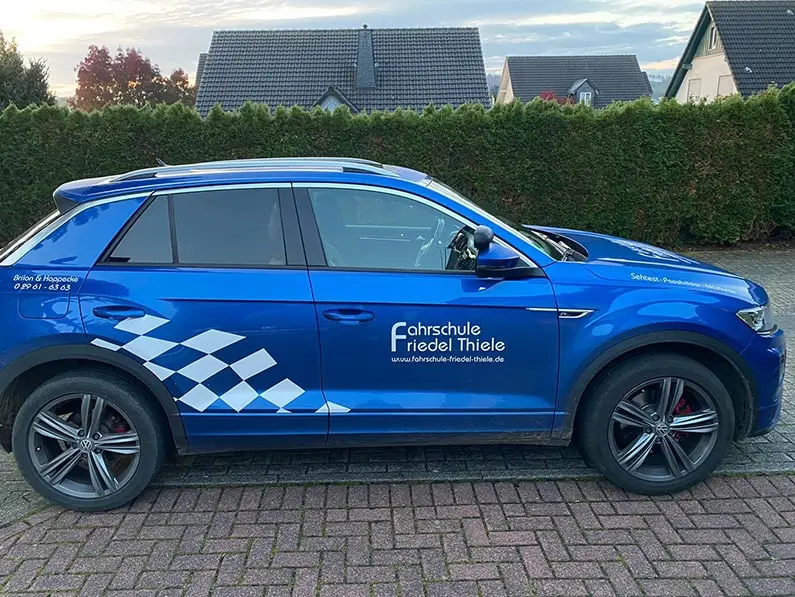 SUV mit Zielflagge – Fahrschule Friedel Thiele