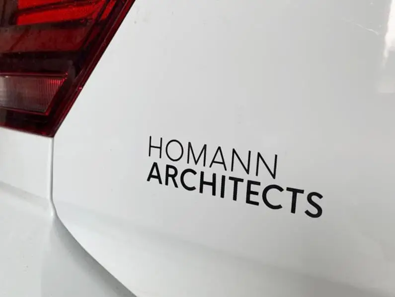 Heckschriftzug – Homann Architects