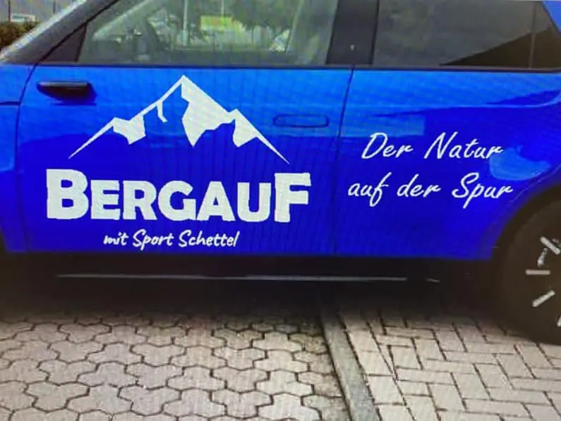 Fahrzeugbeschriftung – Bergauf – Sport Schettel