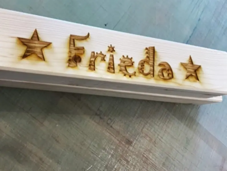 Gravur auf Holz – Namensschild „Frieda“