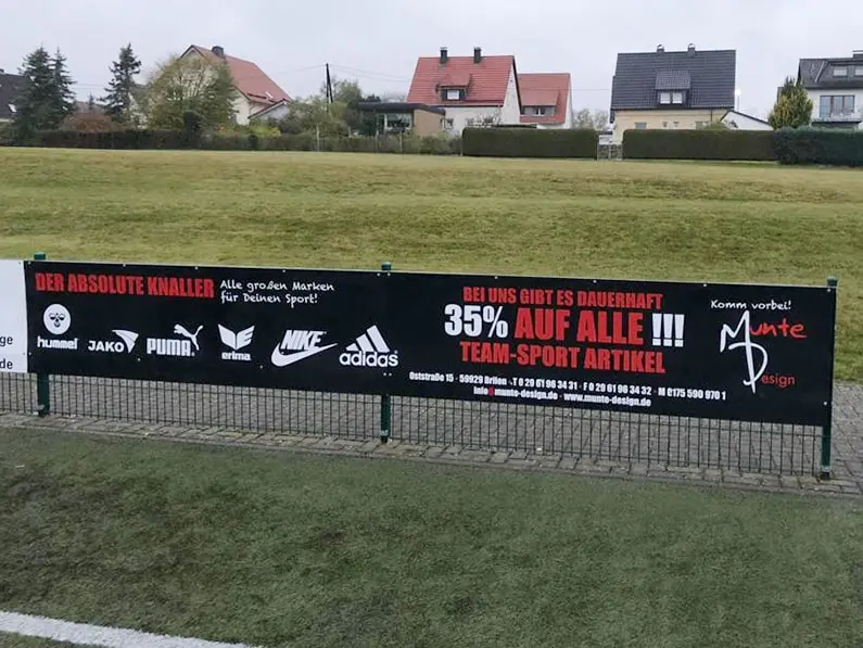 Bandenwerbung am Sportplatz