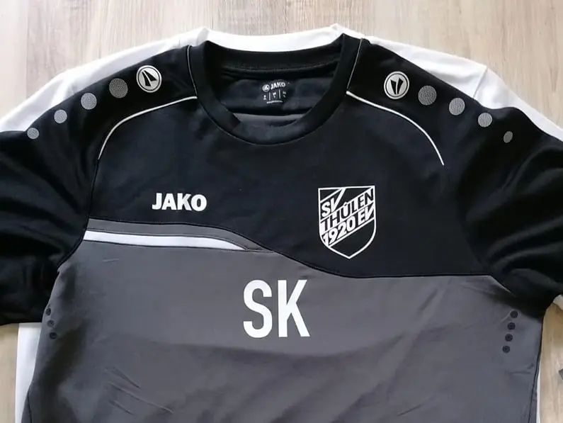 Vereinsshirt mit Wappen