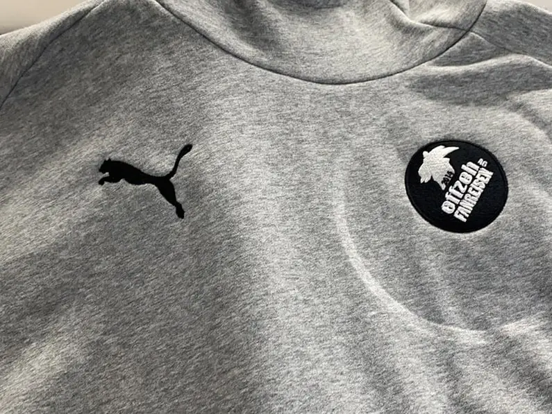 Stick-Logo auf Shirt